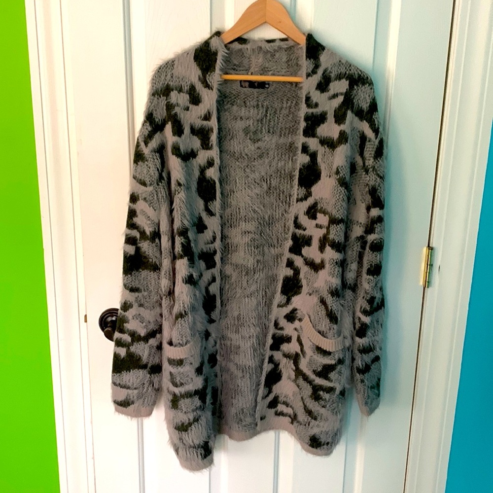 Women's 3/4 length camouflage sweater. Acrylic and polyester. One size